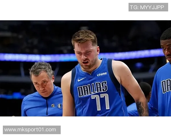 东契奇背打博格丹遭遇撞击疑似小腿受伤引发关注